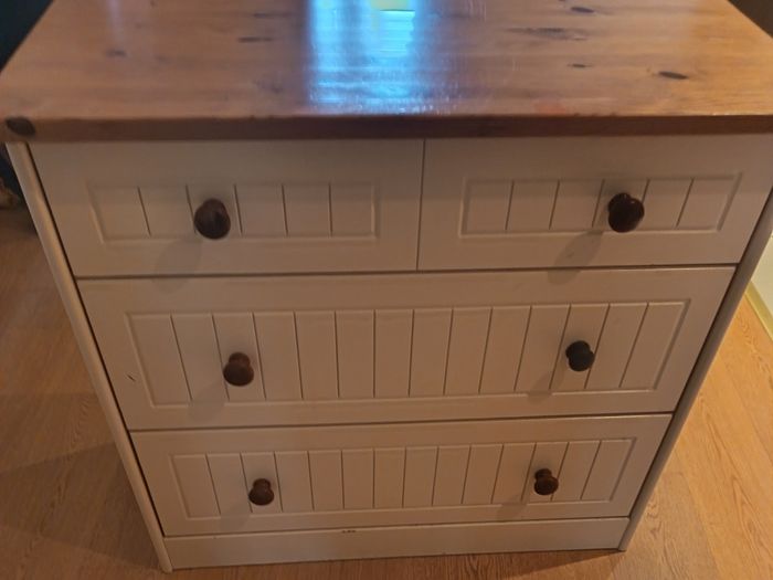 chest of drawers
