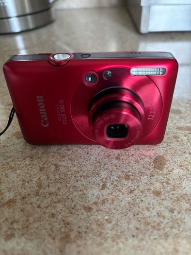 Canon IXUS 100 only used few times and like brand new with rugged carry case and charger