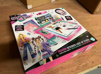 Style 4 Ever Fashion Designer Light Up Studio