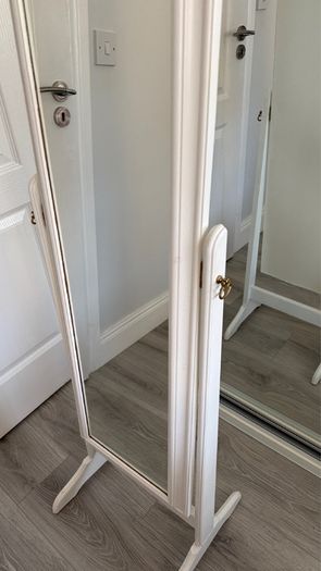 Free standing mirror