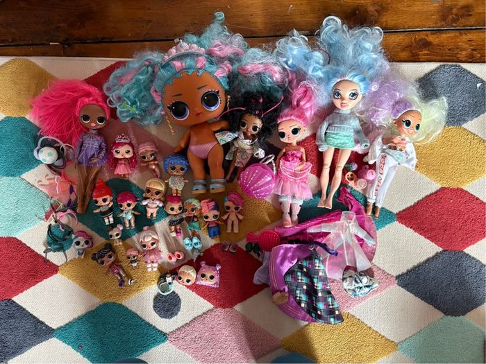 LOL dollhouse and over 15 dolls over various sizes