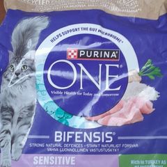 2.8kg bag of Purina ONE Bifensis dry cat food (turkey)