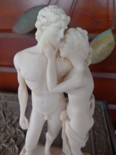 Venus and Adonis sculpture in alabaster resin on marble. D18 post 7e