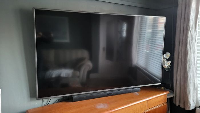 Lg Tv 70 Inch Model 70uj675v. Wall Mount Included