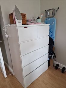 chest of drawers