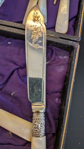 Antique EPNS Mother-of-Pearl Fish Cutlery 12 Piece Cased Set Damaged