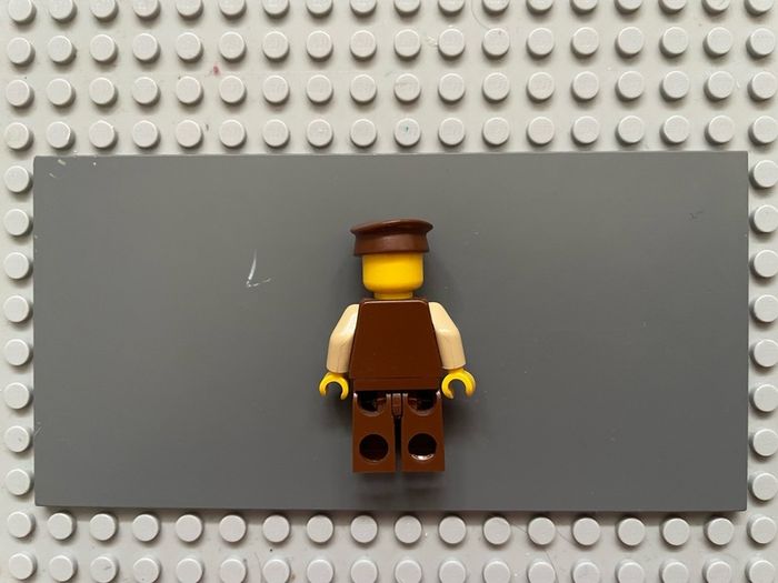 lego Star Wars sw0022 Naboo Security Officer minifigure - Brown Uniform, Yellow Head, Police Hat