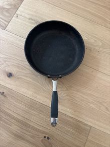 Cast iron frying pan