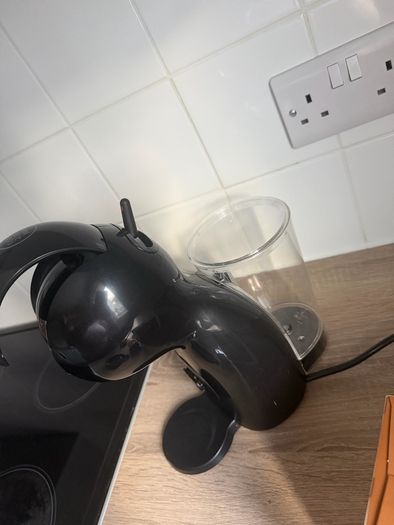 DeLonghi Nescafe Dolce Gusto Piccolo XS Coffee Machine + Pods