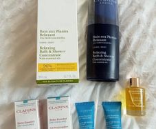 Clarins Aroma Relaxing Bath & Shower Concentrate & Hydra-Essentiel Set