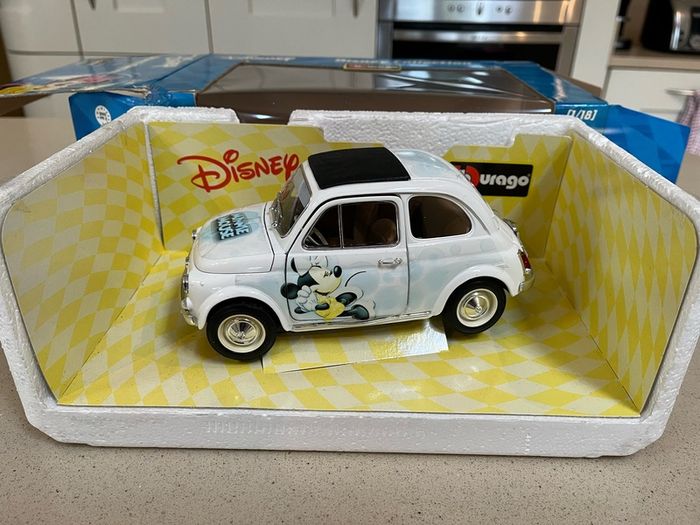 Disney Fiat 500 Minnie Mouse 1/18 Burago
