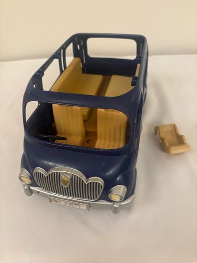 Sylvanian Families 5274 Family Seven Seater Dollhouse Car Play Set