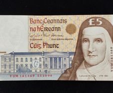 Ireland | 5 Pounds | 1999 | P.75b | YUM 161469 | UNC