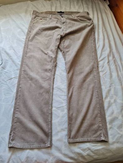 Tommy hilfiger comfo town cords Size 38/32 zip fly beige in excellent condition