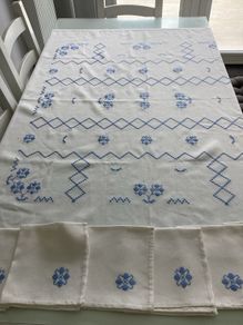 Vintage tablecloth plus 6 matching napkins.