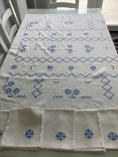 Vintage tablecloth plus 6 matching napkins.