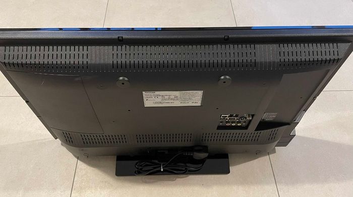 Toshiba 32 inch Smart TV, Antenna + Stand