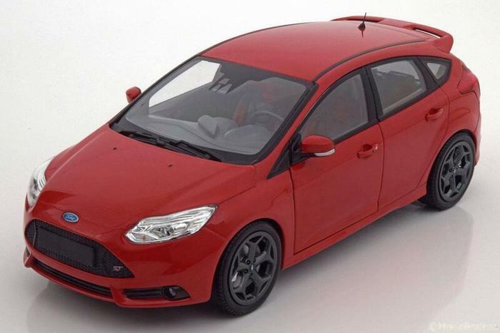 Ford Focus ST 2011 Minichamps 1/18 New in Box