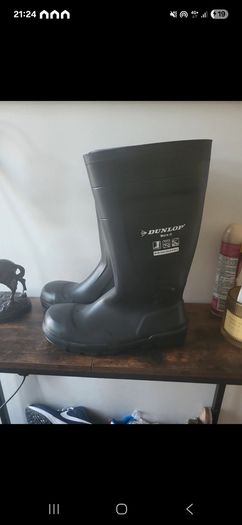 7 pairs of steel toe wellies
