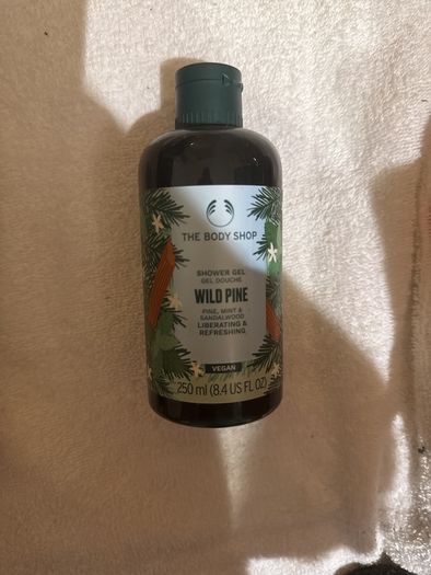 1 x Body Lotion. 1 x Shower Gel
