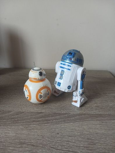 Star Wars R2-D2 and BB-8 figures with poster