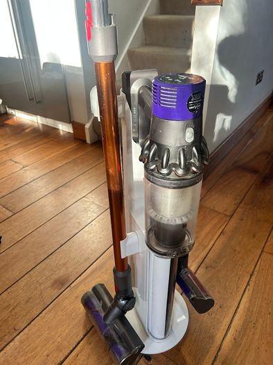 Dyson V10 Cordless Vacuum Cleaner with Stand and Accessories