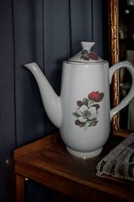 Fine bone china Regina teapot 24cm