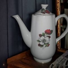 Fine bone china Regina teapot 24cm