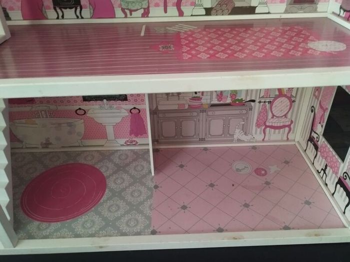 Large Doll House