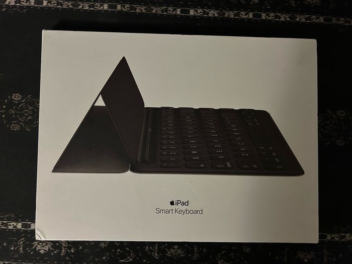 Apple Smart Keyboard for iPad 7th/8th Gen, Air 3rd Gen & Pro 10.5" - Mint Condition in Box (French)