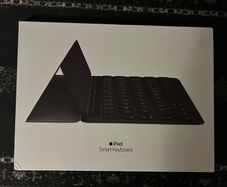 Apple Smart Keyboard for iPad 7th/8th Gen, Air 3rd Gen & Pro 10.5" - Mint Condition in Box (French)