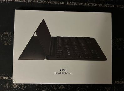 Apple Smart Keyboard for iPad 7th/8th Gen, Air 3rd Gen & Pro 10.5" - Mint Condition in Box (French)