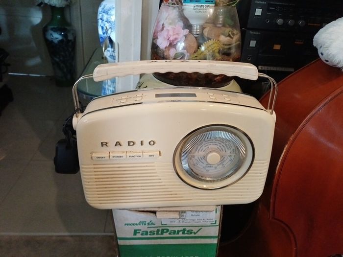 Akai ratro style radio