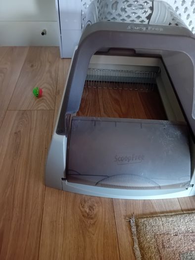 Self cleaning electronic litter tray