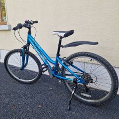 Girls ridgeback bike  age 7 to 11 approx