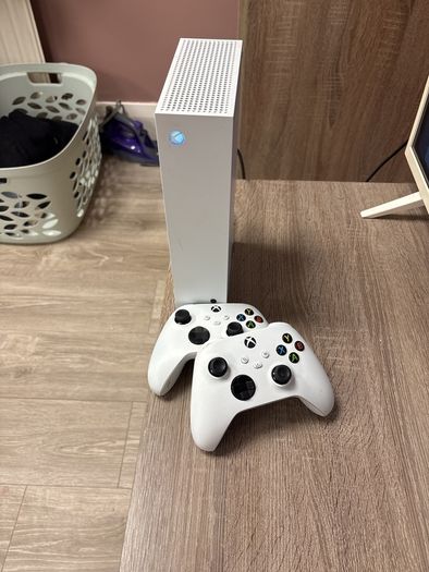 Xbox series S + 2 controllers