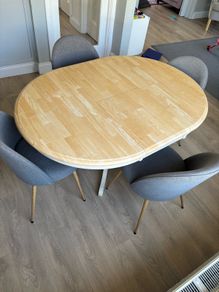 Kitchen Table extendable and 4 chairs