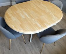 Kitchen Table extendable and 4 chairs