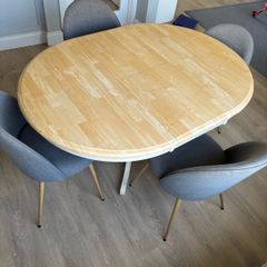 Kitchen Table extendable and 4 chairs
