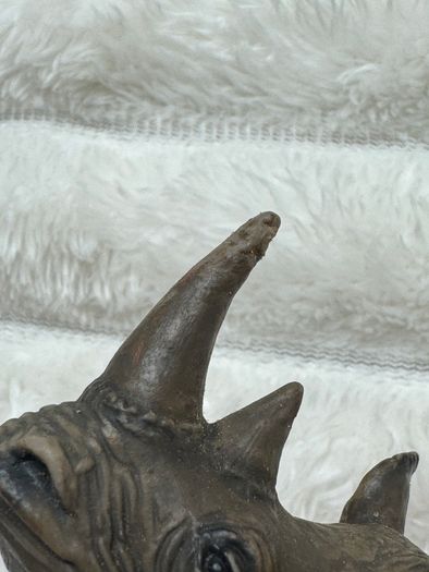 Schleich 2001 Rhinoceros Rhino Retired Wild Animal Figurine The horn is damaged Used Please look at the pictures