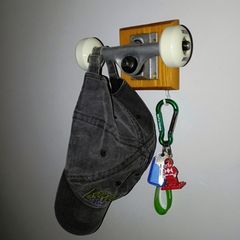 Skateboard keyholder / coat hanger