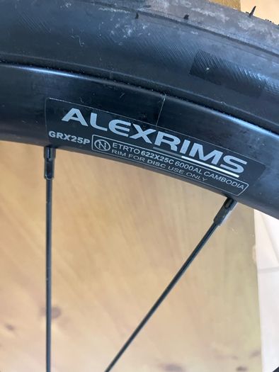 Alex rims 700 x 32 mm tyres, rotors 160mm