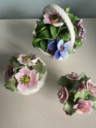 Trip of porcelain posies