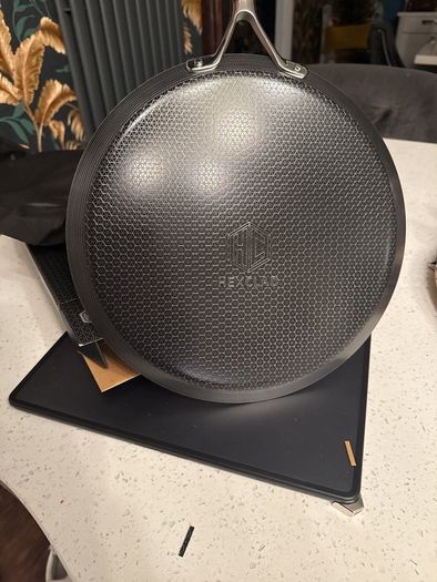 Hexaclad pan