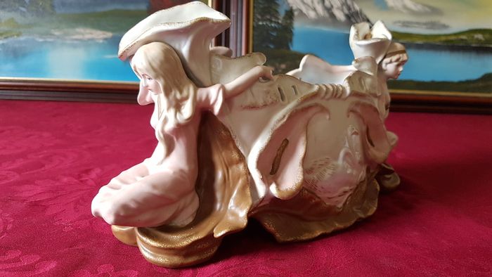 Circa 1897-1906 Collector's Piece Antique  Ernst Wahliss Depose EW Turn Wien Large Porcelain Centerpiece Vase / Jardiniere  Made In Austria