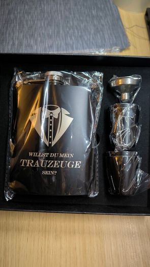 Groomsman Gift Set: Hip Flask, Cups & Funnel (Willst Du Mein Trauzeuge Sein?)