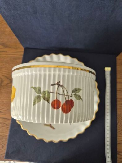 Royal Worcester Flan, Souffle and ramekins
