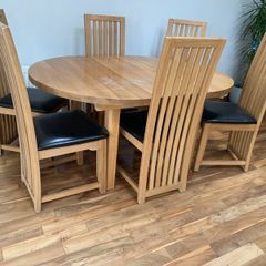 For Sale Oak Dining Table and 6 matching chairs