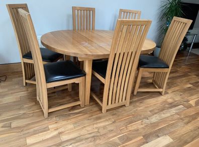 For Sale Oak Dining Table and 6 matching chairs