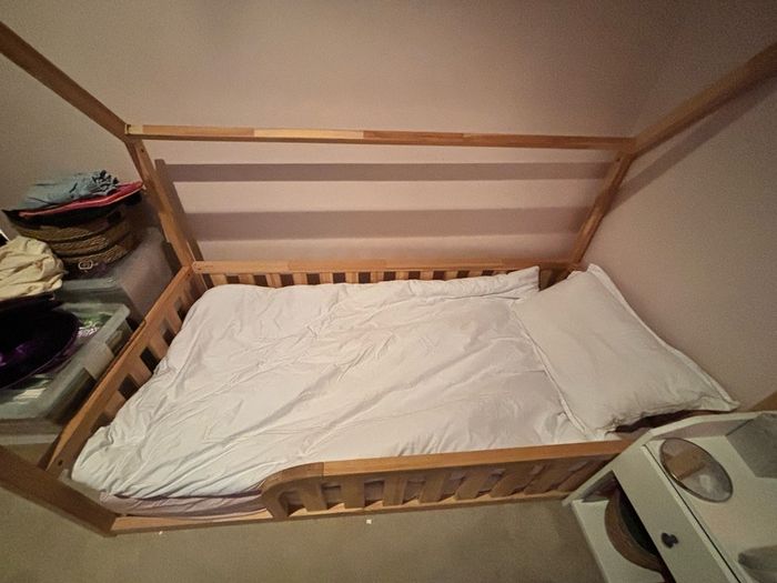 Toddler floor bed